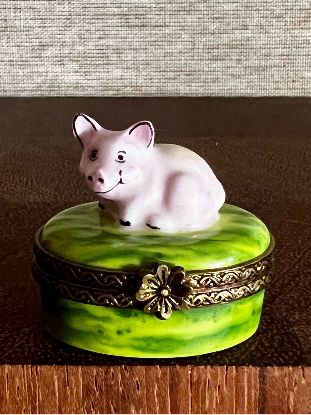 VTG Limoges France Deposee Pig Trinket Pill Box Flower Clasp Oval Green Grass